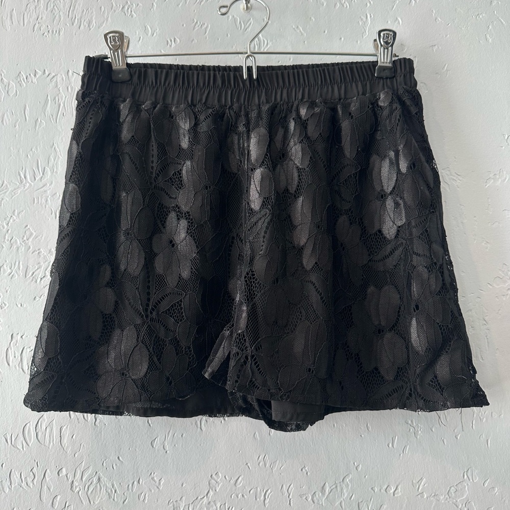 Chic Black Floral Lace Shorts